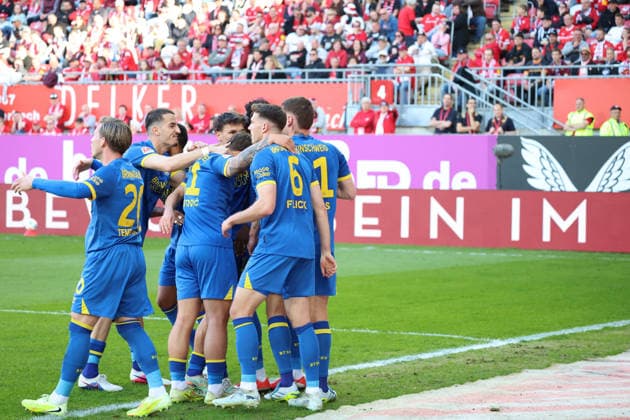 24 04 2026, xrekx, Fußball 2 Bundesliga, 1 FC Kaiserslautern Eintracht Braunschweig v l Torjubel nach dem Tor zum celebrating the goal celebrate 0 1 durch Faride Alidou Eintracht Braunschweig DFL DFB REGULATIONS PROHIBIT ANY USE OF PHOTOGRAPHS as IMAGE SEQUENCES and or QUASI VIDEO Kaiserslautern