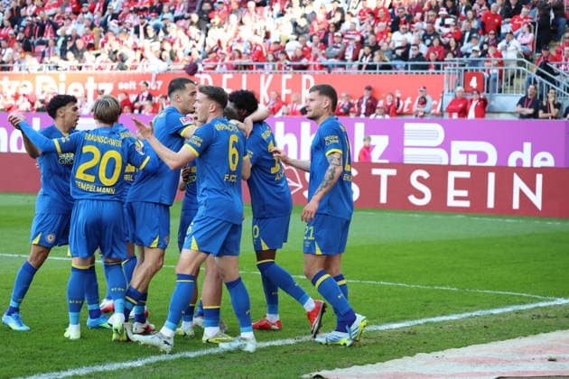24 04 2026, xrekx, Fußball 2 Bundesliga, 1 FC Kaiserslautern Eintracht Braunschweig v l Torjubel nach dem Tor zum celebrating the goal celebrate 0 1 durch Faride Alidou Eintracht Braunschweig DFL DFB REGULATIONS PROHIBIT ANY USE OF PHOTOGRAPHS as IMAGE SEQUENCES and or QUASI VIDEO Kaiserslautern