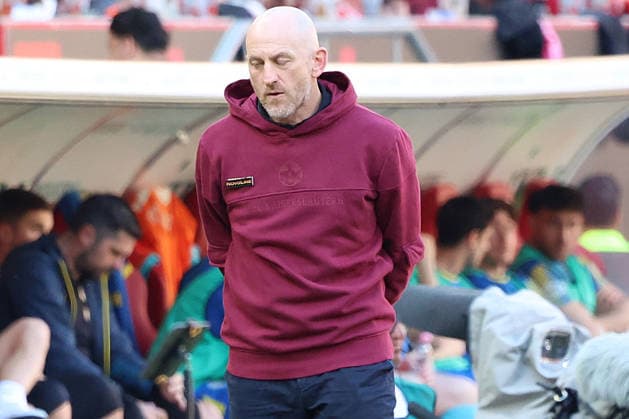 24 04 2026, xrekx, Fußball 2 Bundesliga, 1 FC Kaiserslautern Eintracht Braunschweig v l Torsten Lieberknecht Trainer 1 FC Kaiserslautern enttaeuscht, enttäuscht, schaut enttaeuscht, niedergeschlagen, disappointed DFL DFB REGULATIONS PROHIBIT ANY USE OF PHOTOGRAPHS as IMAGE SEQUENCES and or QUASI VIDEO Kaiserslautern