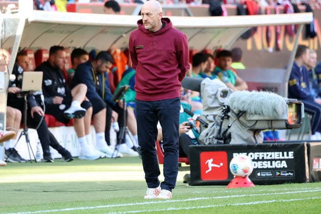 24 04 2026, xrekx, Fußball 2 Bundesliga, 1 FC Kaiserslautern Eintracht Braunschweig v l Torsten Lieberknecht Trainer 1 FC Kaiserslautern enttaeuscht, enttäuscht, schaut enttaeuscht, niedergeschlagen, disappointed DFL DFB REGULATIONS PROHIBIT ANY USE OF PHOTOGRAPHS as IMAGE SEQUENCES and or QUASI VIDEO Kaiserslautern