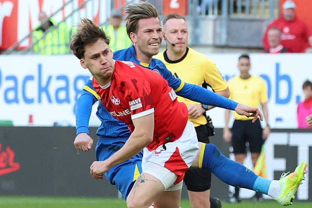 24 04 2026, xrekx, Fußball 2 Bundesliga, 1 FC Kaiserslautern Eintracht Braunschweig v l Florian Kleinhansl 1 FC Kaiserslautern Lino Tempelmann Eintracht Braunschweig Zweikampf, Aktion, action, battle for the ball DFL DFB REGULATIONS PROHIBIT ANY USE OF PHOTOGRAPHS as IMAGE SEQUENCES and or QUASI VIDEO Kaiserslautern