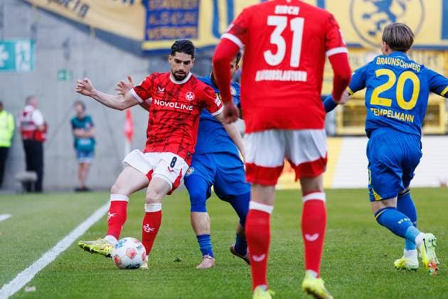 Semi Sahin 1 FC Kaiserslautern in duel with Mehmet Can Aydin Eintracht Braunschweig , 1 FC Kaiserslautern vs Eintracht Braunschweig, Soccer, 2 Bundesliga, Matchday 31, Season 2025 2026, 24 04 2026 1 FC Kaiserslautern vs Eintracht Braunschweig, Soccer, 2 Bundesliga, Matchday 31, Season 2025 2026, 24 04 2026 Copyright: xEibner-Pressefoto AlexanderxNeisx EP_ANS