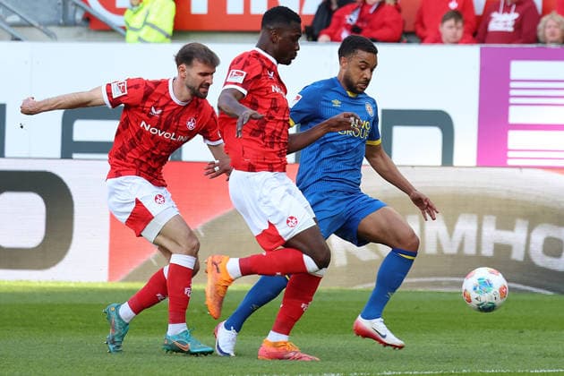 24 04 2026, xrekx, Fußball 2 Bundesliga, 1 FC Kaiserslautern Eintracht Braunschweig v l Simon Asta 1 FC Kaiserslautern Maxwell Gyamfi 1 FC Kaiserslautern Lukas Frenkert Eintracht Braunschweig Zweikampf, Aktion, action, battle for the ball DFL DFB REGULATIONS PROHIBIT ANY USE OF PHOTOGRAPHS as IMAGE SEQUENCES and or QUASI VIDEO Kaiserslautern
