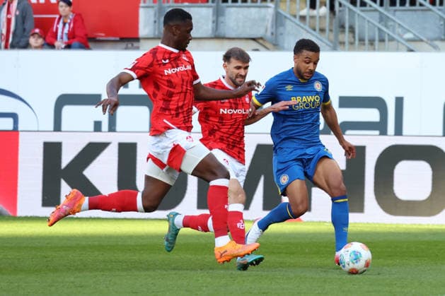 24 04 2026, xrekx, Fußball 2 Bundesliga, 1 FC Kaiserslautern Eintracht Braunschweig v l Maxwell Gyamfi 1 FC Kaiserslautern Simon Asta 1 FC Kaiserslautern Lukas Frenkert Eintracht Braunschweig Zweikampf, Aktion, action, battle for the ball DFL DFB REGULATIONS PROHIBIT ANY USE OF PHOTOGRAPHS as IMAGE SEQUENCES and or QUASI VIDEO Kaiserslautern