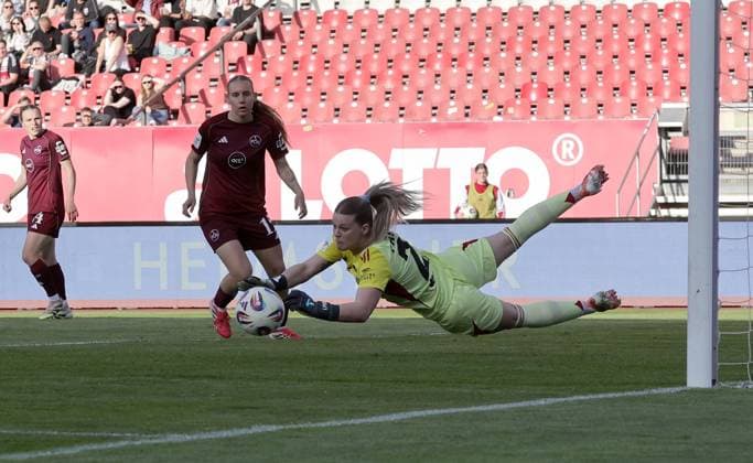 24 04 2026 Soccer Season 2025 2026 1 Women Soccer Bundesliga 23 Matchday 1 FC Nürnberg FCN Club Hamburger SV HSV Sportfoto Zink DaMa xdaxmax Lea Paulick 25, Hamburger SV holds ball