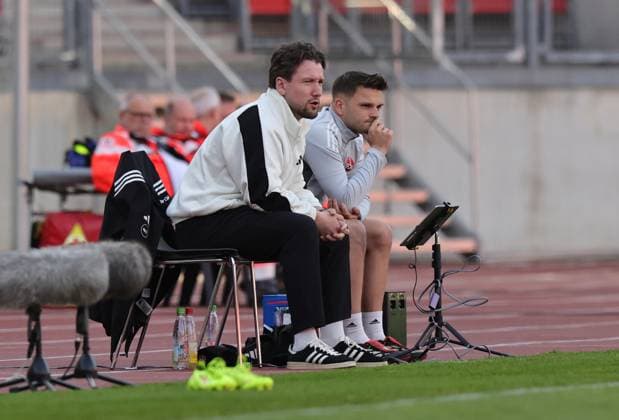 24 04 2026 Soccer Season 2025 2026 1 Women Soccer Bundesliga 23 Matchday 1 FC Nuremberg FCN Club Hamburger SV HSV Sportfoto Zink DaMa xdaxmax Thomas Oostendorp Coach 1 FC Nuremberg FCN pensive