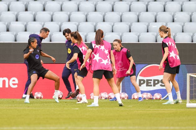 FC Barcelona players training with Pere Romeu FC Barcelona, Head Coach , GER, Official final training, FC Barcelona, Football, UEFA Womens Champions League, Semi-final, First leg, 2025 2026 season, 24 04 2026, GER, Official final training, FC Barcelona, Football, UEFA Womens Champions League, Semi-final, First leg, 2025 2026 season, 24 04 2026 Munich Copyright: xEibner-Pressefoto JennixMaulx EP_JML