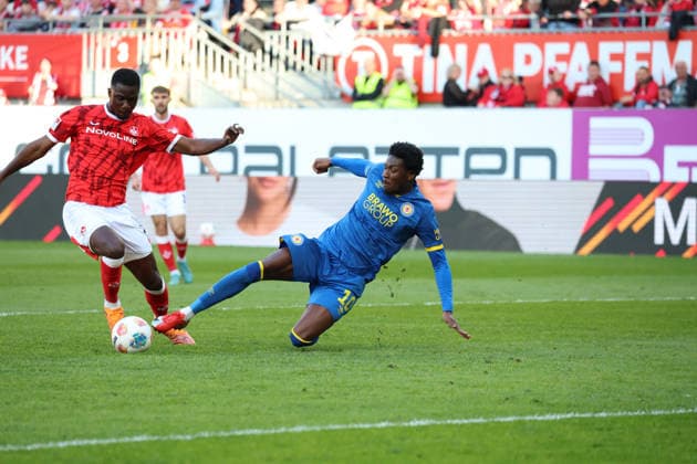 24 04 2026, xrekx, Fußball 2 Bundesliga, 1 FC Kaiserslautern Eintracht Braunschweig v l Maxwell Gyamfi 1 FC Kaiserslautern Faride Alidou Eintracht Braunschweig Zweikampf, Aktion, action, battle for the ball DFL DFB REGULATIONS PROHIBIT ANY USE OF PHOTOGRAPHS as IMAGE SEQUENCES and or QUASI VIDEO Kaiserslautern