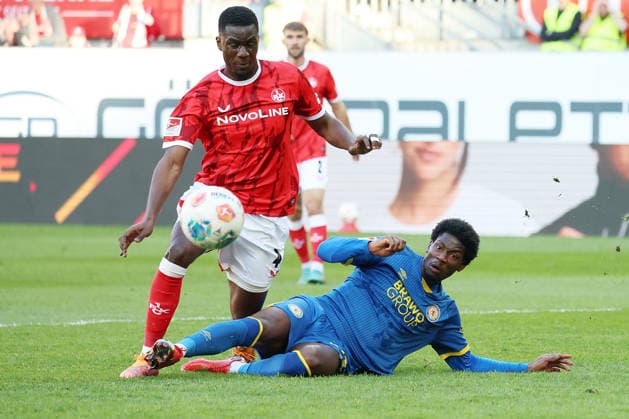24 04 2026, xrekx, Fußball 2 Bundesliga, 1 FC Kaiserslautern Eintracht Braunschweig v l Maxwell Gyamfi 1 FC Kaiserslautern Faride Alidou Eintracht Braunschweig Zweikampf, Aktion, action, battle for the ball DFL DFB REGULATIONS PROHIBIT ANY USE OF PHOTOGRAPHS as IMAGE SEQUENCES and or QUASI VIDEO Kaiserslautern