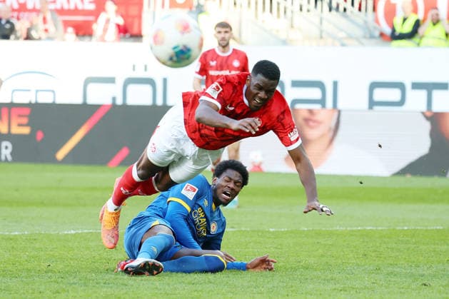 24 04 2026, xrekx, Fußball 2 Bundesliga, 1 FC Kaiserslautern Eintracht Braunschweig v l Maxwell Gyamfi 1 FC Kaiserslautern Faride Alidou Eintracht Braunschweig Zweikampf, Aktion, action, battle for the ball DFL DFB REGULATIONS PROHIBIT ANY USE OF PHOTOGRAPHS as IMAGE SEQUENCES and or QUASI VIDEO Kaiserslautern