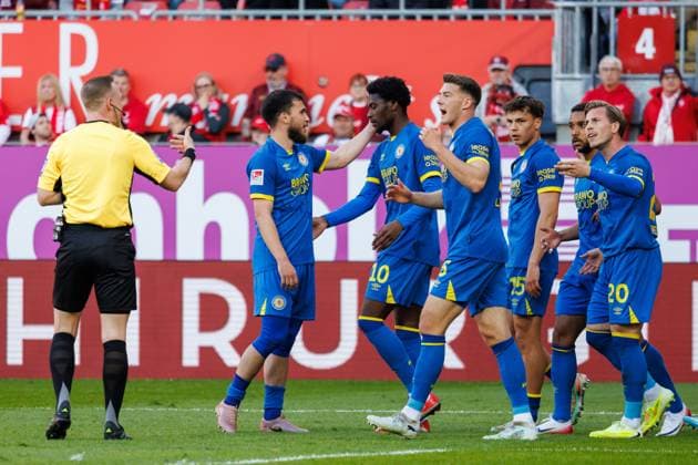 Faride Alidou Eintracht Braunschweig celebrates the goal to 0 1 with Mehmet Can Aydin Eintracht Braunschweig , Florian Flick Eintracht Braunschweig , Lino Tempelmann Eintracht Braunschweig , Max Marie Eintracht Braunschweig , 1 FC Kaiserslautern vs Eintracht Braunschweig, Soccer, 2 Bundesliga, Matchday 31, Season 2025 2026, 24 04 2026 1 FC Kaiserslautern vs Eintracht Braunschweig, Soccer, 2 Bundesliga, Matchday 31, Season 2025 2026, 24 04 2026 Copyright: xEibner-Pressefoto AlexanderxNeisx EP_ANS