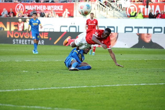 24 04 2026, xrekx, Fußball 2 Bundesliga, 1 FC Kaiserslautern Eintracht Braunschweig v l Maxwell Gyamfi 1 FC Kaiserslautern Faride Alidou Eintracht Braunschweig Zweikampf, Aktion, action, battle for the ball DFL DFB REGULATIONS PROHIBIT ANY USE OF PHOTOGRAPHS as IMAGE SEQUENCES and or QUASI VIDEO Kaiserslautern