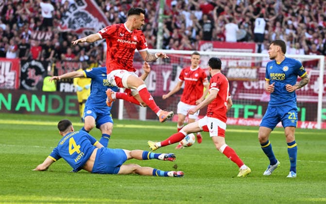 Football 2 Bundesliga Season 2025 26 1 FC Kaiserslautern 24 04 2026 Fritz Walter Stadion 1 FC Kaiserslautern fck Eintracht Braunschweig bs Andi HOTI Eintracht Braunschweig , left, Mergim BERISHA 1 FC Kaiserslautern , top 1 FC Kaiserslautern
