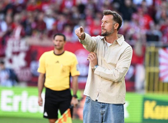 Soccer 2 Bundesliga Season 2025 26 1 FC Kaiserslautern 24 04 2026 Fritz Walter Stadion 1 FC Kaiserslautern fck Eintracht Braunschweig bs Coach Lars KORNETKA Eintracht Braunschweig 1 FC Kaiserslautern