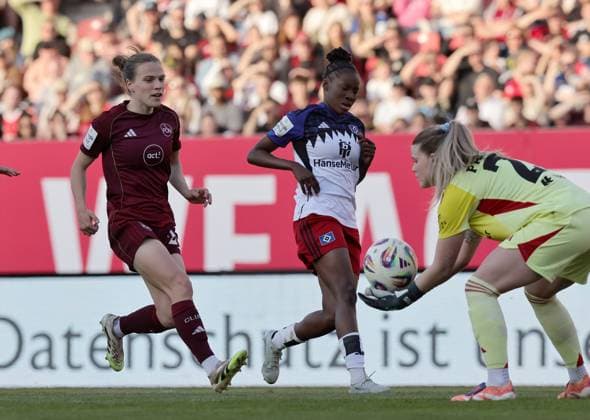 24 04 2026 Soccer Season 2025 2026 1 Womens Soccer Bundesliga 23 Matchday 1 FC Nürnberg FCN Club Hamburger SV HSV Sportfoto Zink DaMa xdaxmax Lea Paulick 25, Hamburger SV clears in front of Nastassja Lein 24, 1 FC Nürnberg FCN