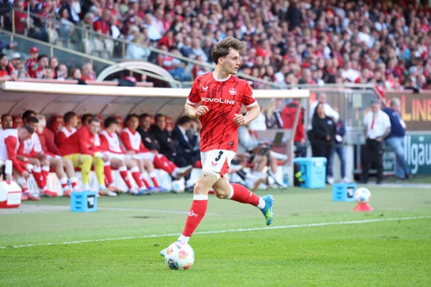 24 04 2026, xrekx, Fußball 2 Bundesliga, 1 FC Kaiserslautern Eintracht Braunschweig v l Florian Kleinhansl 1 FC Kaiserslautern DFL DFB REGULATIONS PROHIBIT ANY USE OF PHOTOGRAPHS as IMAGE SEQUENCES and or QUASI VIDEO Kaiserslautern