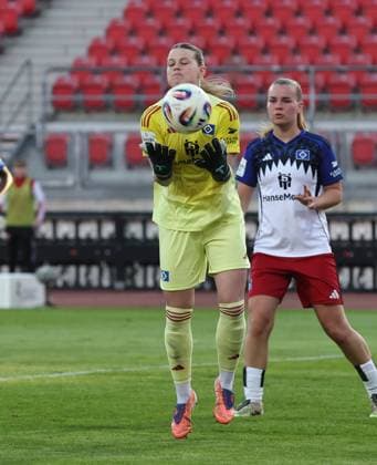 24 04 2026 Soccer Season 2025 2026 1 Women Soccer Bundesliga 23 Matchday 1 FC Nürnberg FCN Club Hamburger SV HSV Sportfoto Zink DaMa xdaxmax Lea Paulick 25, Hamburger SV catches ball