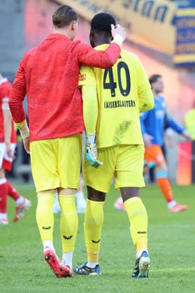 24 04 2026, xrekx, Fußball 2 Bundesliga, 1 FC Kaiserslautern Eintracht Braunschweig v l Halbzeit Julian Krahl 1 FC Kaiserslautern Enis Kamga 1 FC Kaiserslautern DFL DFB REGULATIONS PROHIBIT ANY USE OF PHOTOGRAPHS as IMAGE SEQUENCES and or QUASI VIDEO Kaiserslautern