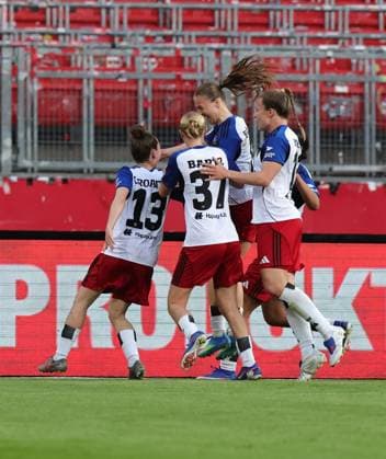 24 04 2026 Soccer Season 2025 2026 1 Women Soccer Bundesliga 23 Matchday 1 FC Nürnberg FCN Club Hamburger SV HSV Sportfoto Zink DaMa xdaxmax Jubel Freude Torjubel nach Tor zum 0 1 Annaleen Katharina Böhler 6, Hamburger SV und Mannschaft Team jubelt freut Torschütze Annaleen Katharina Böhler 6, Hamburger SV