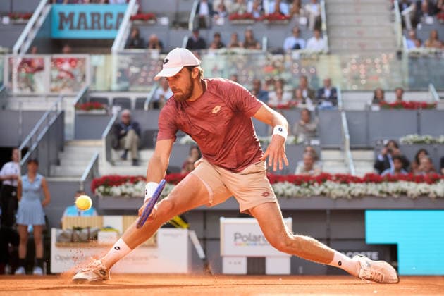 Mutua Madrid Open - Day Five Benjamin Bonzi of France plays a backhand against Jannik Sinner of Italy during the MenÕs Singles match on day five of the Mutua Madrid Open at Caja Magica on April 24, 2026, in Madrid, Spain. Madrid Caja Magica Madrid Spain RL_MMO2K26_001189 Copyright: xRicardoxLarreinax