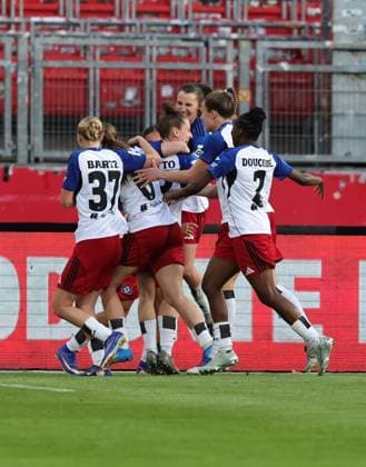 24 04 2026 Soccer Season 2025 2026 1 Women Soccer Bundesliga 23 Matchday 1 FC Nürnberg FCN Club Hamburger SV HSV Sportfoto Zink DaMa xdaxmax Jubel Freude Torjubel nach Tor zum 0 1 Annaleen Katharina Böhler 6, Hamburger SV und Mannschaft Team jubelt freut Torschütze Annaleen Katharina Böhler 6, Hamburger SV
