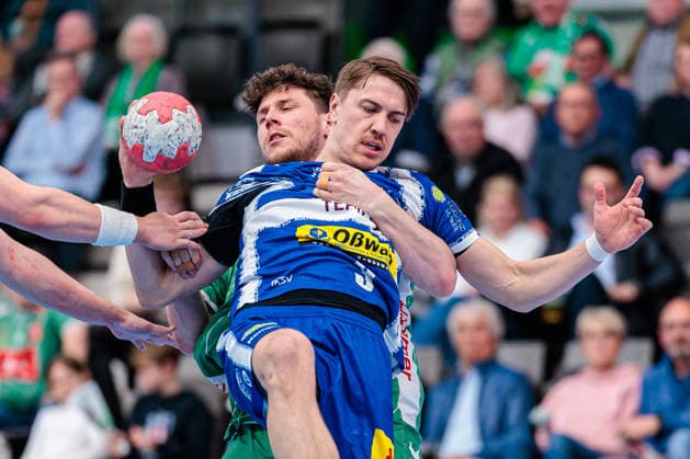 f l Philipp Vorlicek GWD Minden, 22 , Oskar Joelsson ThSV Eisenach, 03 in duel GER, GWD Minden vs ThSV Eisenach, Handball, 1 Bundesliga, Matchday 29, Season 2025 2026, 24 04 2026 GER, GWD Minden vs ThSV Eisenach, Handball, 1 Bundesliga, Matchday 29, Season 2025 2026, 24 04 2026 Minden Copyright: xEibner-Pressefoto JanxRollingerx EP_JSK