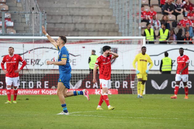 24 04 2026, xrekx, Fußball 2 Bundesliga, 1 FC Kaiserslautern Eintracht Braunschweig v l Torjubel nach dem Tor zum celebrating the goal celebrate 0 2 durch Erencan YardÄ±mcÄ± Eintracht Braunschweig mit Andi Hoti Eintracht Braunschweig Semih Sahin 1 FC Kaiserslautern Enis Kamga 1 FC Kaiserslautern enttaeuscht, disappointed, looks disappointed, dejected, disappointed DFL DFB REGULATIONS PROHIBIT ANY USE OF PHOTOGRAPHS as IMAGE SEQUENCES and or QUASI VIDEO Kaiserslautern