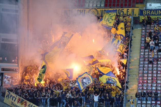 24 04 2026, xrekx, Soccer 2 Bundesliga, 1 FC Kaiserslautern Eintracht Braunschweig v l Braunschweig Fans ,Atmosphere, Scarves, Ultras, Spectators, Visitors, Choreo, Choreography, atmosphere, scarves, spectators, visitors DFL DFB REGULATIONS PROHIBIT ANY USE OF PHOTOGRAPHS as IMAGE SEQUENCES and or QUASI VIDEO Kaiserslautern