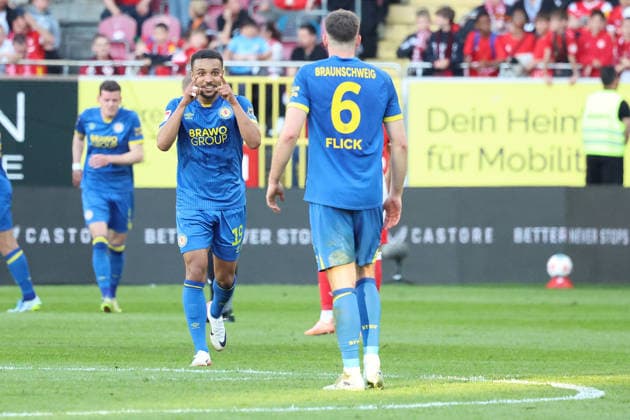 24 04 2026, xrekx, Fußball 2 Bundesliga, 1 FC Kaiserslautern Eintracht Braunschweig v l Torjubel nach dem Tor zum celebrating the goal celebrate 0 2 durch Erencan YardÄ±mcÄ± Eintracht Braunschweig mit Leon Bell Bell Eintracht Braunschweig DFL DFB REGULATIONS PROHIBIT ANY USE OF PHOTOGRAPHS as IMAGE SEQUENCES and or QUASI VIDEO Kaiserslautern