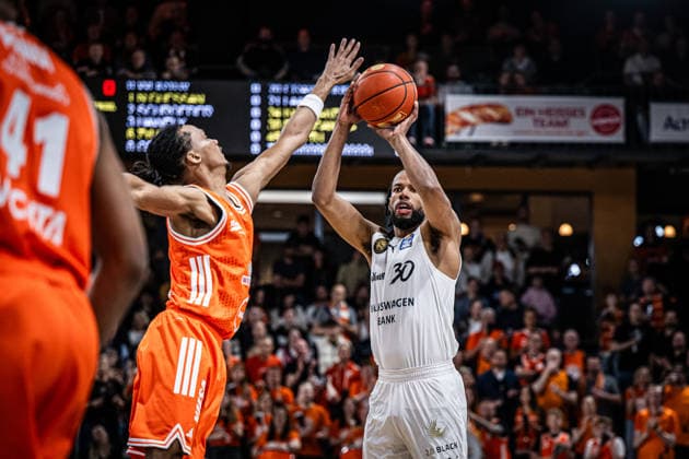 1. Basketball Bundesliga, easyCredit BBL, Saison 2025 2026, Herren, Hauptrunde, 31. Spieltag, 24.04.2026, RASTA Vechta - Löwen Braunschweig Chip Flanigan ( 30 - Basketball Löwen Braunschweig) beim Jumpshot Vechta RASTA Dome Niedersachsen Deutschland