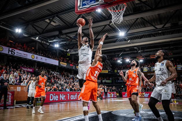 1 Basketball Bundesliga, easyCredit BBL, Season 2025 2026, Men, Main Round, 31 Matchday, 24 04 2026, RASTA Vechta Löwen Braunschweig David NGuessan 1 Basketball Löwen Braunschweig at the basket Vechta RASTA Dome Lower Saxony Germany