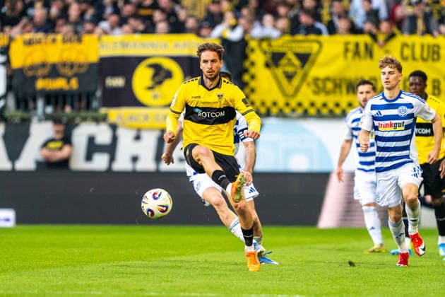 Gianluca Gaudino (Alemannia Aachen, 10) mit dem Pass Alemannia Aachen vs. MSV Duisburg, Fussball, 3. Liga, 35. Spieltag, Saison 2025 2026, 23.04.2026 DFB REGULATIONS PROHIBIT ANY USE OF PHOTOGRAPHS AS IMAGE SEQUENCES AND OR QUASI-VIDEO Alemannia Aachen vs. MSV Duisburg, Fussball, 3. Liga, 35. Spieltag, Saison 2025 2026, 23.04.2026 Aachen *** Gianluca Gaudino Alemannia Aachen, 10 with the pass Alemannia Aachen vs MSV Duisburg, Football, 3 Liga, 35 Matchday, Season 2025 2026, 23 04 2026 DFB REGULATIONS PROHIBIT ANY USE OF PHOTOGRAPHS AS IMAGE SEQUENCES AND OR QUASI VIDEO Alemannia Aachen vs MSV Duisburg, Football, 3 Liga, 35 Matchday, Season 2025 2026, 23 04 2026 Aachen Copyright: xEibner-Pressefoto J.xDerondeaux EP_JDU