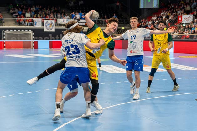 Hagen, Germany 24 April 2026 2 Handball Bundesliga 2025 2026 Sp 29 VfL Eintracht Hagen v Dessau Roßlauer HV Pictured from left in a duel Mika Schueler Schüler DRHV and Linus Kutz VfL Ischelandhalle Nordrhein Westfalen Copyright: xFotostandx xKruczynskix