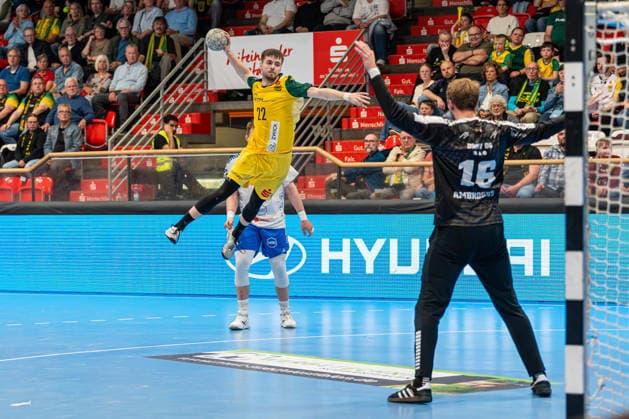 Hagen, Germany 24 April 2026 2 Handball Bundesliga 2025 2026 Sp 29 VfL Eintracht Hagen v Dessau Roßlauer HV Pictured from left in a duel Benedikt Israel VfL taking a jump shot against goalkeeper Philip Ambrosius DRHV Ischelandhalle Nordrhein Westfalen Copyright: xFotostandx xKruczynskix