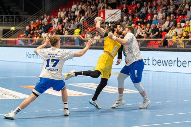 Hagen, Germany 24 April 2026 2 Handball Bundesliga 2025 2026 Sp 29 VfL Eintracht Hagen v Dessau Roßlauer HV Pictured from left in a duel Luka Baumgart DRHV , Pouya Norouzi VfL and Fritz Leon Haake DRHV Ischelandhalle Nordrhein Westfalen Copyright: xFotostandx xKruczynskix