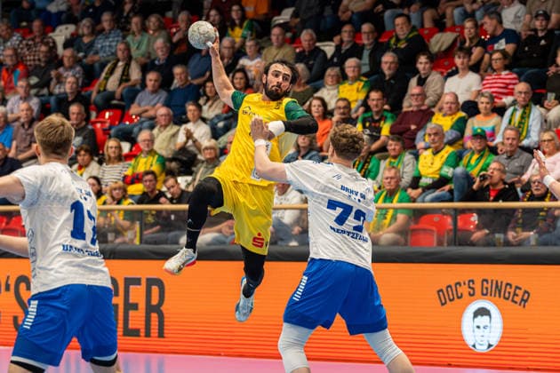 Hagen, Germany 24 April 2026 2 Handball Bundesliga 2025 2026 Sp 29 VfL Eintracht Hagen v Dessau Roßlauer HV Pictured from left in a duel Pouya Norouzi VfL and Tim Hertzfeld DRHV Ischelandhalle Nordrhein Westfalen Copyright: xFotostandx xKruczynskix