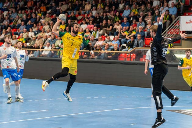 Hagen, Germany 24 April 2026 2 Handball Bundesliga 2025 2026 Sp 29 VfL Eintracht Hagen v Dessau Roßlauer HV Pictured from left in a duel Pouya Norouzi VfL taking a jump shot against goalkeeper Philip Ambrosius DRHV Ischelandhalle Nordrhein Westfalen Copyright: xFotostandx xKruczynskix