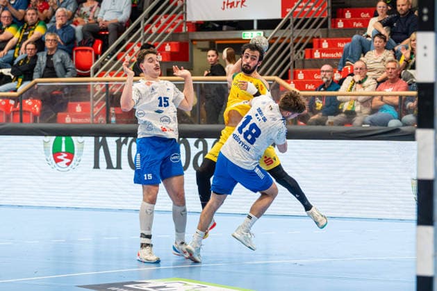 Hagen, Germany 24 April 2026 2 Handball Bundesliga 2025 2026 Sp 29 VfL Eintracht Hagen vs Dessau Roßlauer HV In the picture from left in a duel Marcel Nowak DRHV , Pouya Norouzi VfL throwing a goal and David Misovych DRHV Ischelandhalle Nordrhein Westfalen Copyright: xFotostandx xKruczynskix
