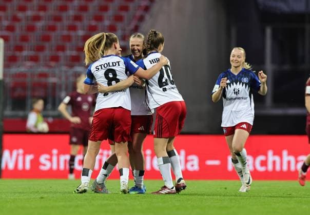 24 04 2026 Soccer Season 2025 2026 1 Women Soccer Bundesliga 23 Matchday 1 FC Nürnberg FCN Club Hamburger SV HSV Sportfoto Zink DaMa xdaxmax Cheering Joy after the end of the match Team Team of HSV is happy Joy