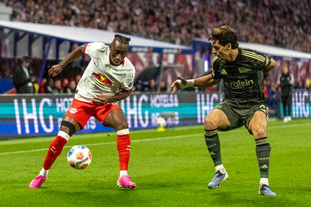 GER, Leipzig, Fußball, DFL Bundesliga, 31. Spieltag, RB Leipzig vs. 1. FC Union Berlin im Bild v.l.: Yan Diomande (RB Leipzig 49), Zweikampf Diogo Leite (FC Union Berlin 04), 24.04.2026, Red-Bull Arena Leipzig DFB DFL REGULATIONS PROHIBIT ANY USE OF PHOTOGRAPHS AS IMAGE SEQUENCES AND OR QUASI-VIDEO, *** GER, Leipzig, Football, DFL Bundesliga, Matchday 31, RB Leipzig vs 1 FC Union Berlin pictured from l Yan Diomande RB Leipzig 49 , duel Diogo Leite FC Union Berlin 04 , 24 04 2026, Red Bull Arena Leipzig DFB DFL REGULATIONS PROHIBIT ANY USE OF PHOTOGRAPHS AS IMAGE SEQUENCES AND OR QUASI VIDEO, Copyright: HMBxMedia PaulxFritz