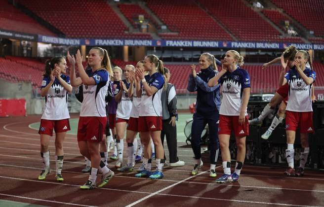 24 04 2026 Soccer Season 2025 2026 1 Women Soccer Bundesliga 23 Matchday 1 FC Nürnberg FCN Club Hamburger SV HSV Sportfoto Zink DaMa xdaxmax cheering joy after the end of the match team team of HSV is happy joy applauding clapping hands spectators audience fans to