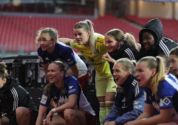 24 04 2026 Soccer Season 2025 2026 1 Womens Soccer Bundesliga 23 Matchday 1 FC Nürnberg FCN Club Hamburger SV HSV Sportfoto Zink DaMa xdaxmax Cheering joy after the end of the match Lea Paulick 25, Hamburger SV and team Team of HSV rejoices joy applauds clapping hands spectators audience fans to