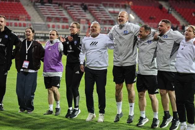 24 04 2026 Soccer Season 2025 2026 1 Womens Soccer Bundesliga 23 Matchday 1 FC Nürnberg FCN Club Hamburger SV HSV Sportfoto Zink DaMa xdaxmax Cheering joy after the end of the match Rodolfo Cardoso Coach Hamburger SV and Team Team of HSV is happy joy applauds clapping hands spectators audience fans to