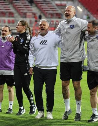 24 04 2026 Soccer Season 2025 2026 1 Womens Soccer Bundesliga 23 Matchday 1 FC Nürnberg FCN Club Hamburger SV HSV Sportfoto Zink DaMa xdaxmax Cheering joy after the end of the match Rodolfo Cardoso Coach Hamburger SV and Team Team of HSV is happy joy applauds clapping hands spectators audience fans to