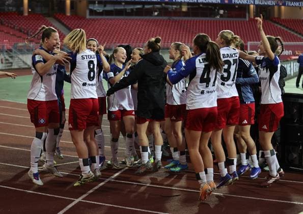 24 04 2026 Soccer Season 2025 2026 1 Womens Soccer Bundesliga 23 Matchday 1 FC Nürnberg FCN Club Hamburger SV HSV Sportfoto Zink DaMa xdaxmax cheering joy after the end of the match team team of HSV is happy joy applauding clapping hands spectators audience fans to