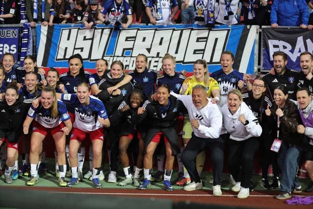 24 04 2026 Soccer Season 2025 2026 1 Womens Soccer Bundesliga 23 Matchday 1 FC Nürnberg FCN Club Hamburger SV HSV Sportfoto Zink DaMa xdaxmax Cheering joy after the end of the match Rodolfo Cardoso Coach Hamburger SV and Team Team of HSV is happy joy applauds clapping hands spectators audience fans to