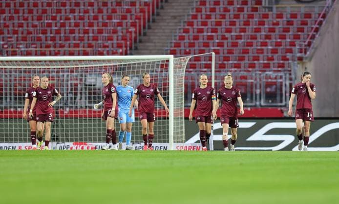 24 04 2026 Soccer Season 2025 2026 1 Womens Soccer Bundesliga 23 Matchday 1 FC Nürnberg FCN Club Hamburger SV HSV Sportfoto Zink DaMa xdaxmax Team Team of FCN disappointed Disappointment after the end of the match