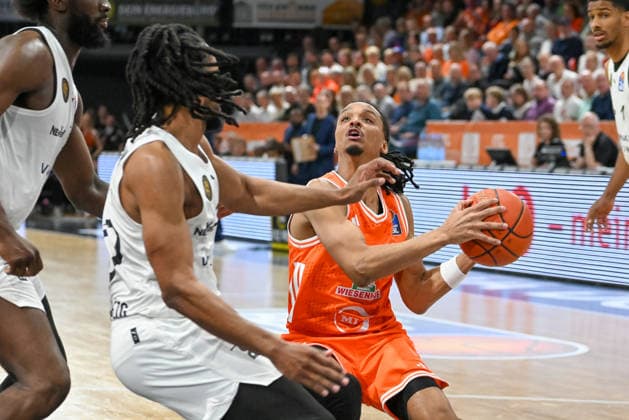 Alonzo Verge jr RASTA Vechta, 11 on the ball against Chip Flanigan Basketball Loewen Braunschweig, 30 RASTA Vechta vs Basketball Loewen Braunschweig, easyCredit Basketball Bundesliga, Matchday 31, Season 2025 2026, 24 04 2026, RASTA Vechta vs Basketball Loewen Braunschweig, easyCredit Basketball Bundesliga, Matchday 31, Season 2025 2026, 24 04 2026 Vechta Copyright: xEibner-Pressefoto RobertxGertzenx EP_RGN
