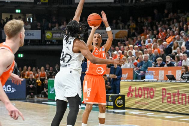 Alonzo Verge jr RASTA Vechta, 11 on the ball against Chip Flanigan Basketball Loewen Braunschweig, 30 RASTA Vechta vs Basketball Loewen Braunschweig, easyCredit Basketball Bundesliga, Matchday 31, Season 2025 2026, 24 04 2026, RASTA Vechta vs Basketball Loewen Braunschweig, easyCredit Basketball Bundesliga, Matchday 31, Season 2025 2026, 24 04 2026 Vechta Copyright: xEibner-Pressefoto RobertxGertzenx EP_RGN
