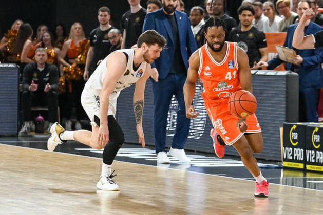 Lloyd Pandi RASTA Vechta, 41 vs Ferdinand Zylka Basketball Loewen Braunschweig, 06 RASTA Vechta vs Basketball Loewen Braunschweig, easyCredit Basketball Bundesliga, 31 Matchday, Season 2025 2026, 24 04 2026, RASTA Vechta vs Basketball Loewen Braunschweig, easyCredit Basketball Bundesliga, 31 Matchday, Season 2025 2026, 24 04 2026 Vechta Copyright: xEibner-Pressefoto RobertxGertzenx EP_RGN